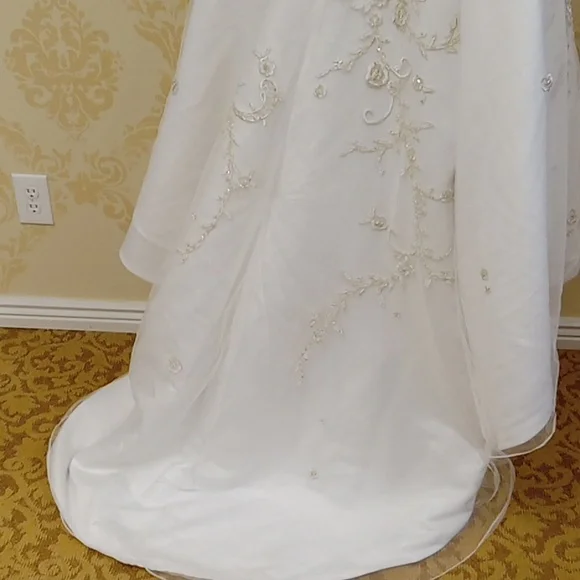 SOLD Forever yours size 4 wedding gown - Picture 6 of 11